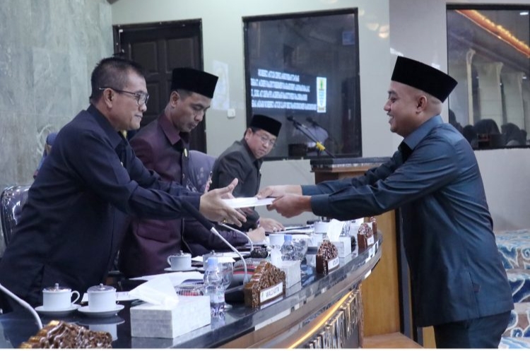 Wakil Ketua DPRD Sampaikan Pengunduran Diri Walikota Cirebon Masa Jabatan 2018-2023 di Rapat Paripurna
