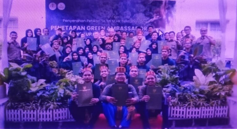 Penyerahan petikan SK Green Ambassador di kantor UPT KLHK di Banda Aceh, Provinsi Aceh pada Senin (11/12). (Foto/SC KLHK)