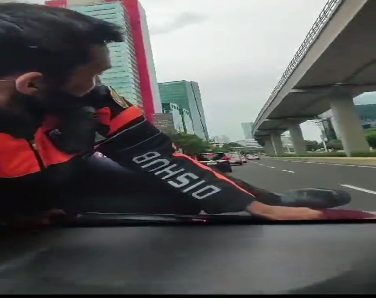 Aksi Heroik Petugas Dishub Diatas Kap Kendaraan Terduga Pelanggar Parkir Liar Viral di Medsos