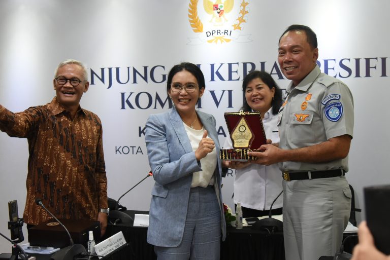 Anggota_Komisi_VI_DPR_Rieke_Diah_Pitaloka_menghadiri_Kunjungan_Kerja_Spesifik_Komisi_VI_DPR_ke_PT_Ja20240326152822