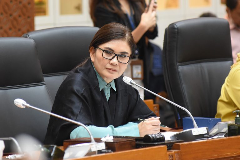 Ketua Komisi IX DPR RI Felly Estelita Runtuwene dalam rapat kerja Komisi IX dengan Menaker dengan agenda penjelasan pelaksanaan THR Idulfitri 1445 H bagi pekerja, di Senayan, Jakarta, Selasa (26/3/2024). Foto: Ist
