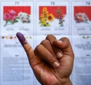 warga-menunjukkan-surat-suara-saat-simulasi-pemungutan-suara-dan-penghitungan-suara-pilkada-jakarta-di-halaman-kantor-kecamata-3_169