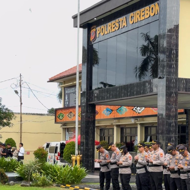 Personel Polresta Cirebon saat membaLantunkan Asmaul Husna ketika Apel JamPimpinan Senin20/1/25. di halaman MaPolresta Cirebon.