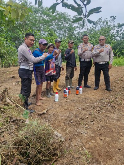 Satlantas Polres KuninganBerikan Bantuan Berupa Cairan Pembasmi RumputKepada Kelompok TaniDesa CiBulan Kecamatan Cidahu