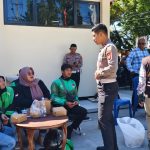 Puluhan Driver Ojol Di Kuningan Dapat Servis Motor Dan Ganti Oli Gratis Dari Polisi