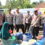 Polres Kuningan Salurkan Air Bersih Dan Pengobatan GratisDi Cihanjaro