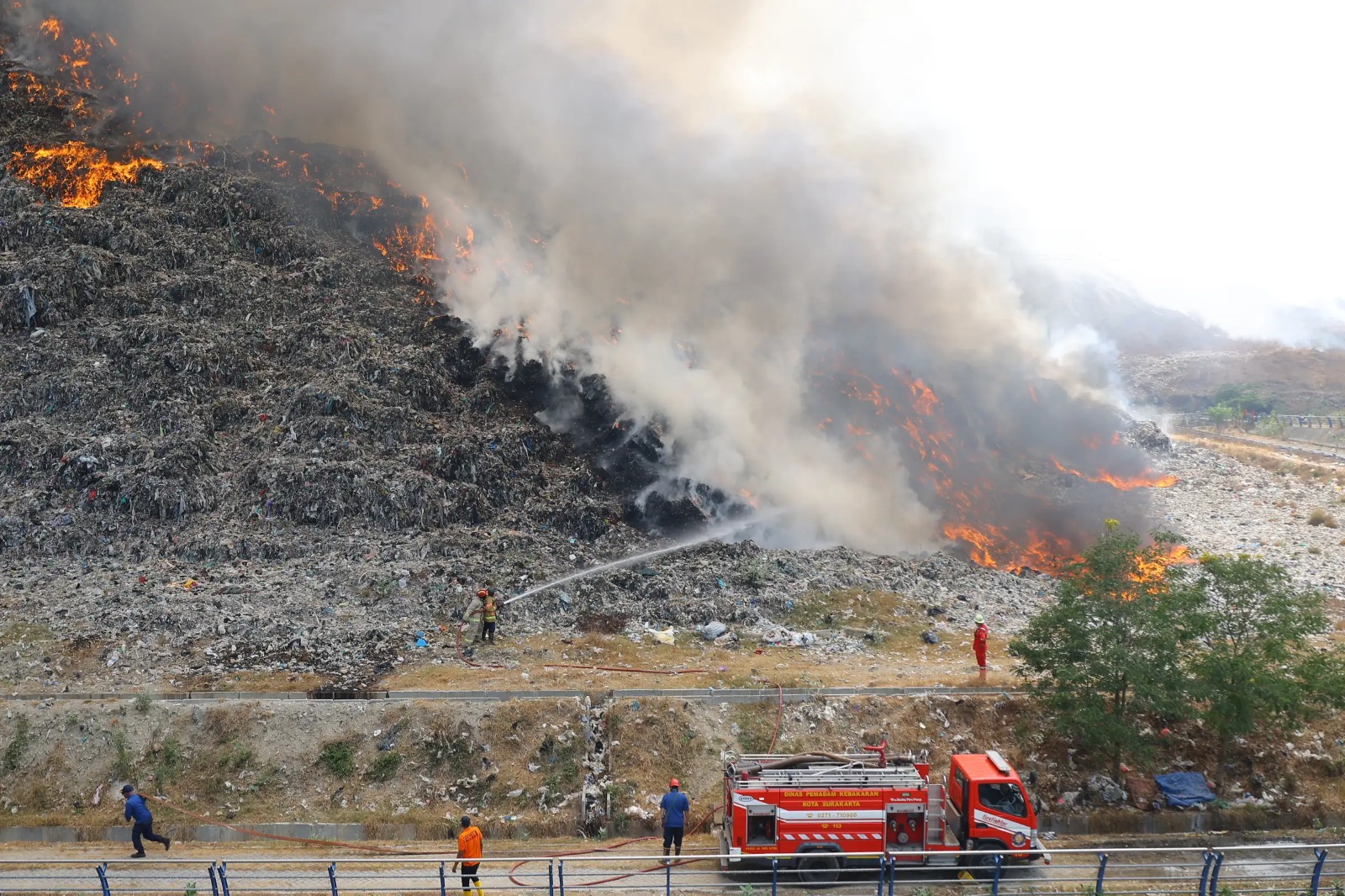 Lagi, Tempat Pembuangan Akhir Sampah Kebakaran.. Kini TPA Putri Cempo Surakarta Terbakar Hebat