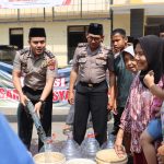 Bantu Warga Terdampak Kekeringan Polres Kuningan Salurkan Air Bersih ke Desa Hantara